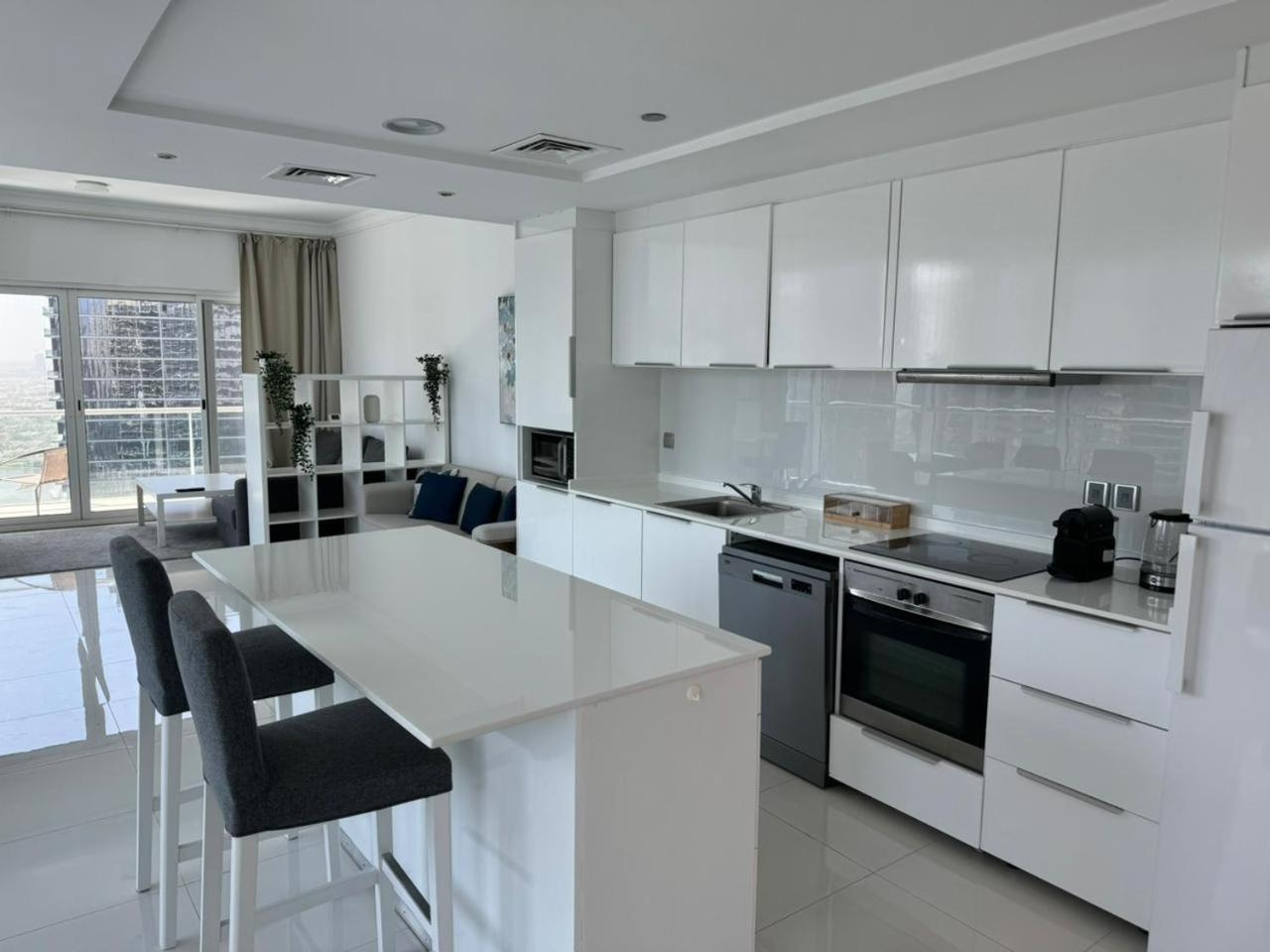 One Bedroom Apartment With Pool & Gym Near Marina Дубай Экстерьер фото